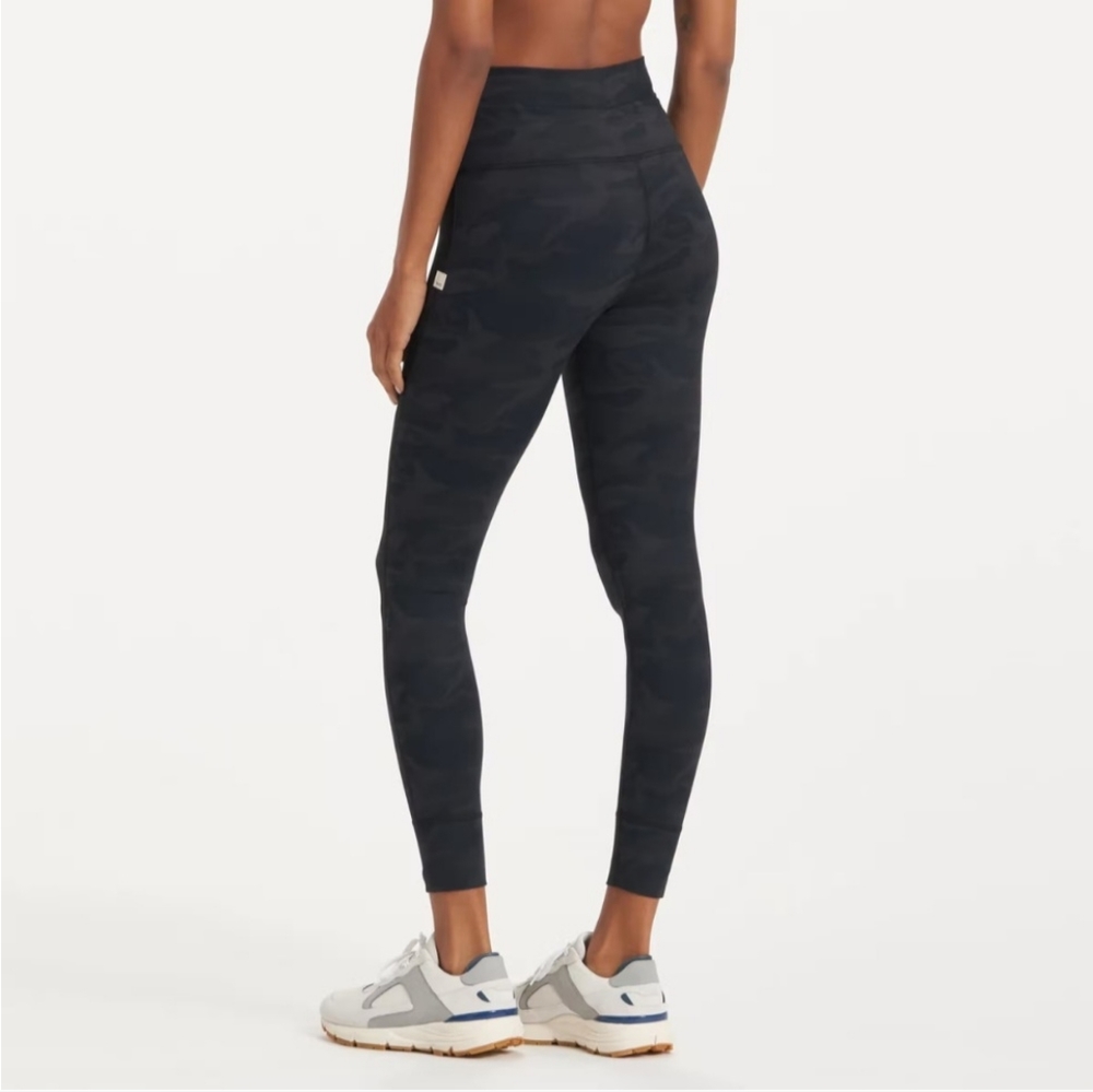 NWT Vuori Daily Legging Black Camo Size S